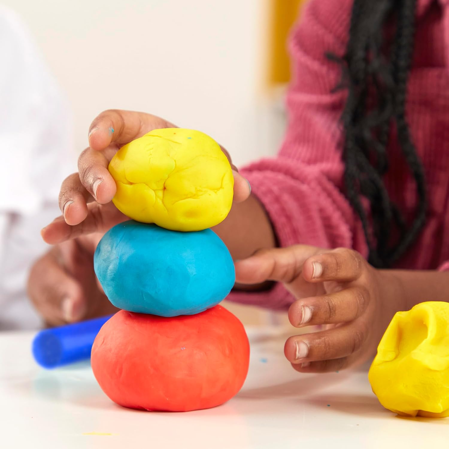 Colorful Play-Doh Party Bag with 15 mini cans by Hasbro, ideal for kids' party favors and creative play.